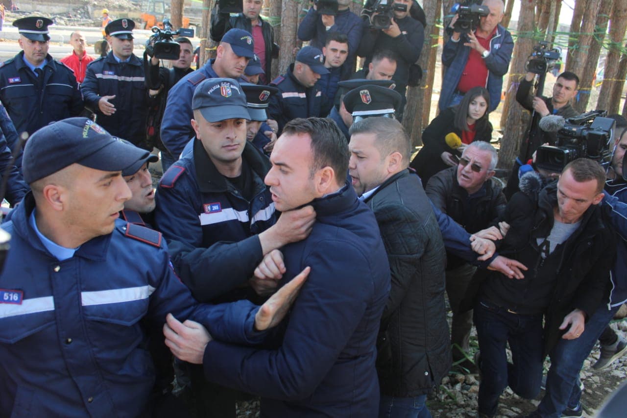 Tensione te Bregu i Lumit/ Ish deputetët Balliu dhe Braimllari përplasen me policinë (VIDEO)