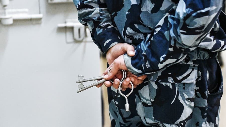 Rusia, ndryshimet në Kodin Penal mbyllin 93 burgje