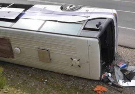 Elbasan, autobusi me pasagjerë del nga rruga dhe përmbyset