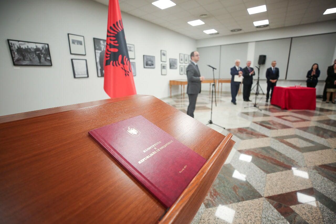Betohen diplomatët e rinj, porosia e ministrit Bushati: Në thelb të punës suaj të keni dashurinë për atdheun