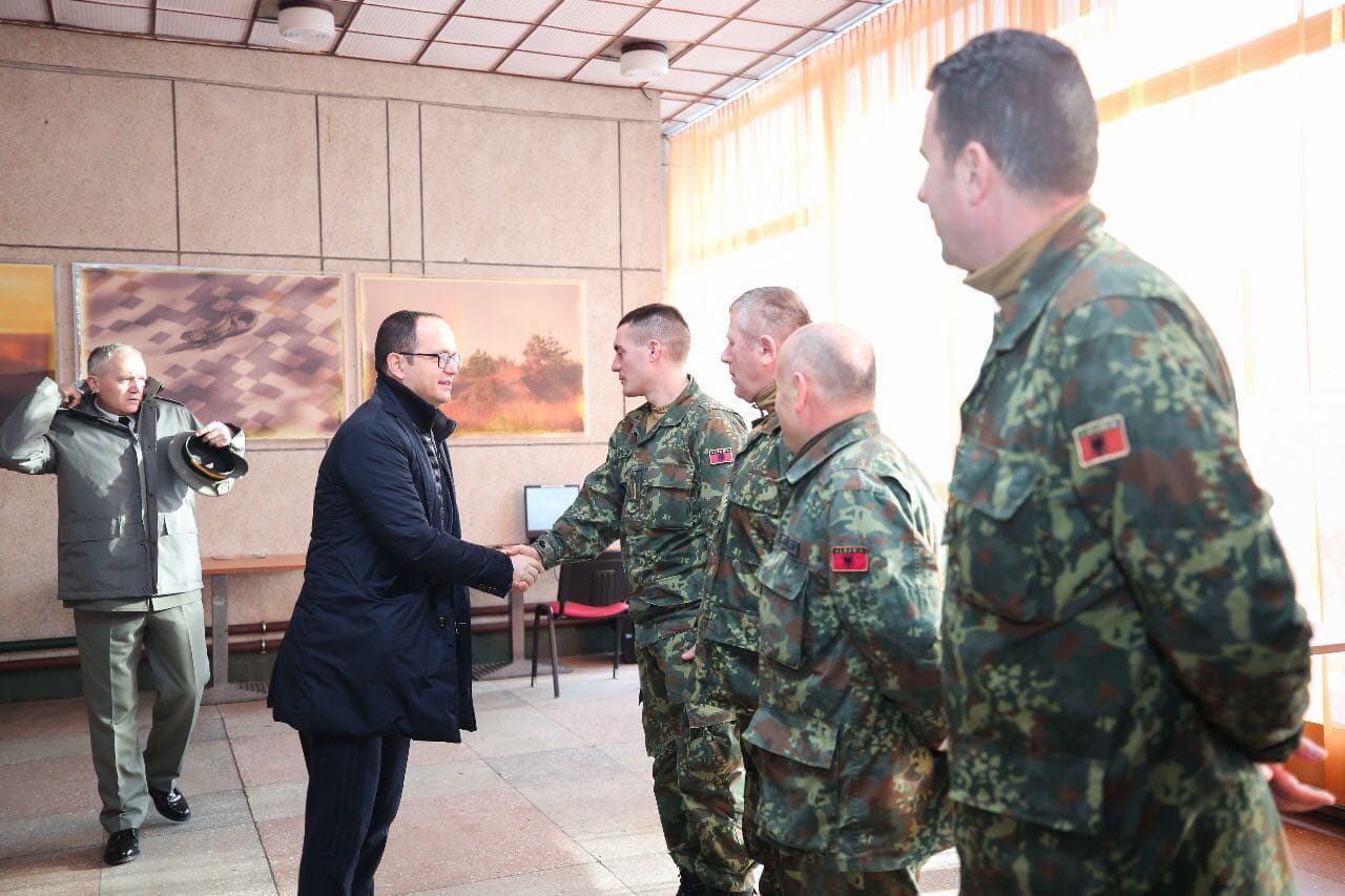 Bushati takon ushtarakët shqiptarë në Letoni: Krenari dhe nder për vlerësimin e ushtarakëve tanë