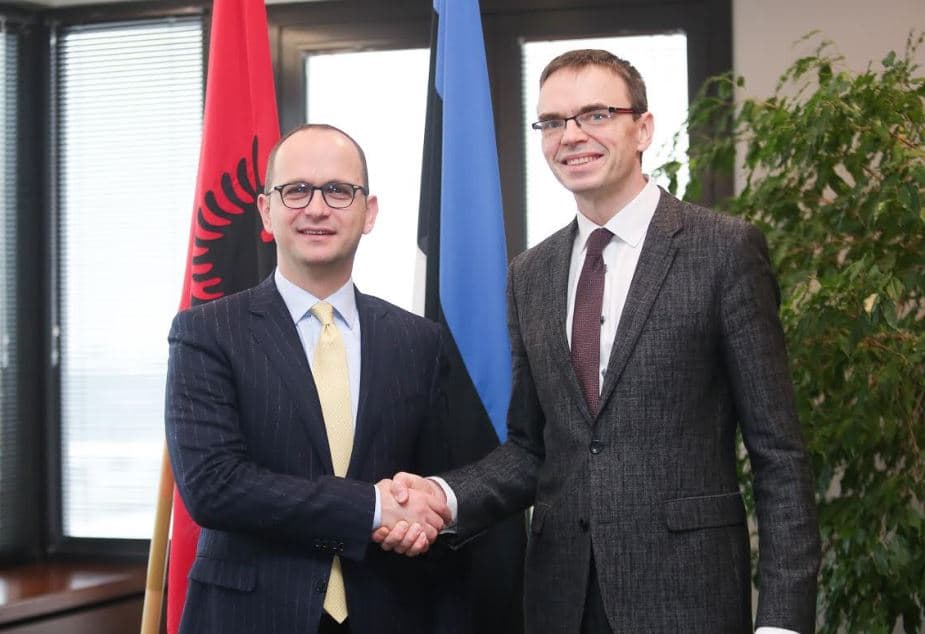 Ministri Bushati takon Mikser: Estonia mbështet hapjen e negociatave me BE