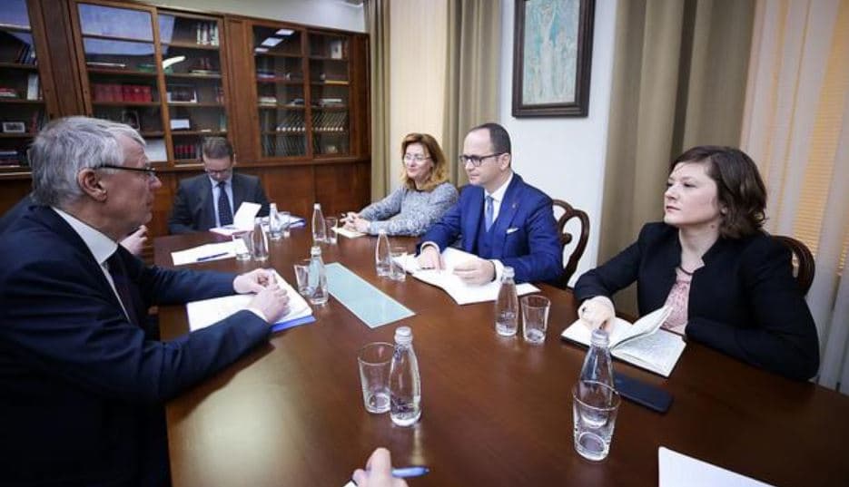 Bushati takohet me sekretarin e Ministrisë së Jashtme finlandeze: Finlanda rol mbështetës për integrimin e Shqipërisë