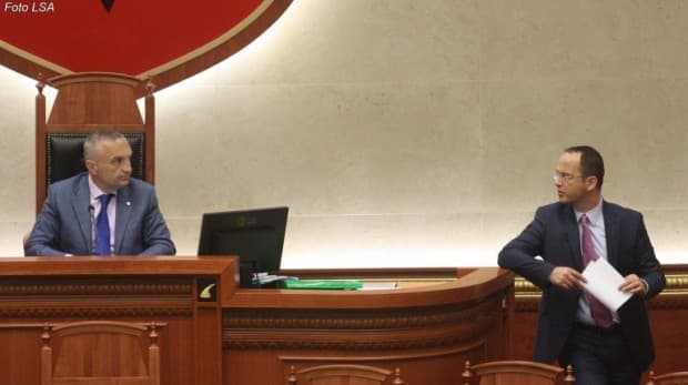 Bushati i përgjigjet Metës: Procesi i nisur me Greqinë është kompleks, kërkon qetësi e jo...