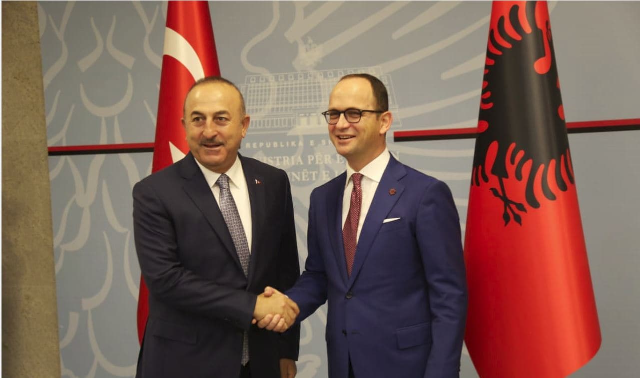 Ministri i Jashtëm turk viziton Tiranën: Mbyllni shkollat e Gylenit (VIDEO)