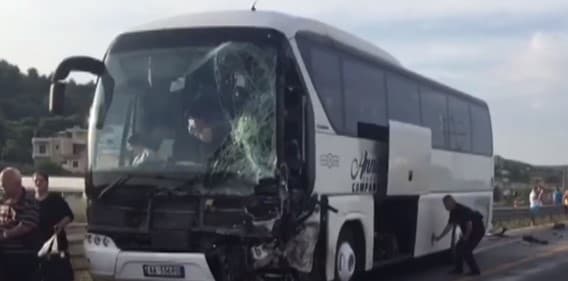 "BMW" përplaset me autobusin e pasagjerëve në autostradën Fier-Lushnje