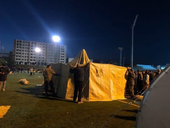 Durrës/ Ngriten çadrat për të prekurit nga tërmeti në stadiumin “Niko Dovana”