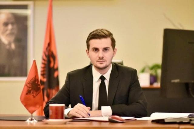      Cakaj bisedë me Várhelyi: Politika e vaksinimit e BE-së të zbatohet njëherazi edhe në Shqipëri