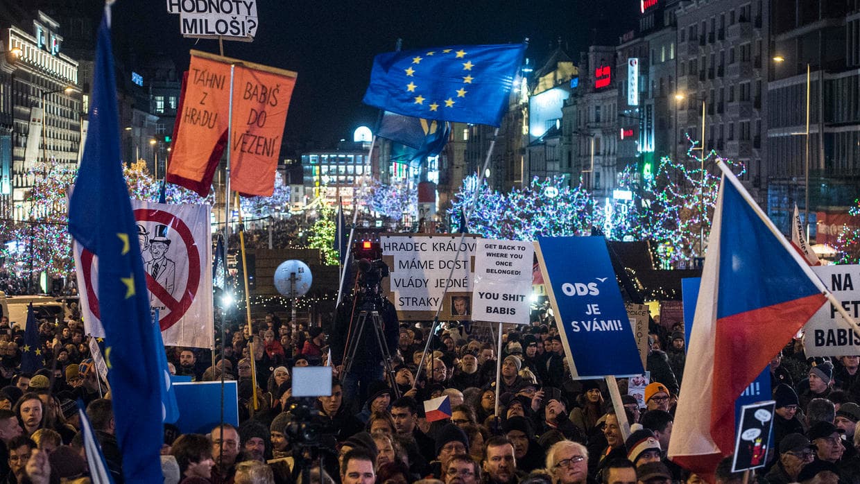 Çeki, qindra vetë në protestë kundër kryeministrit