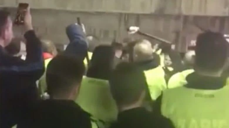 Tifozët e Chelsea u rrahën nga stafi i sigurisë në Camp Nou pas ndeshjes me Barcelonën (VIDEO)