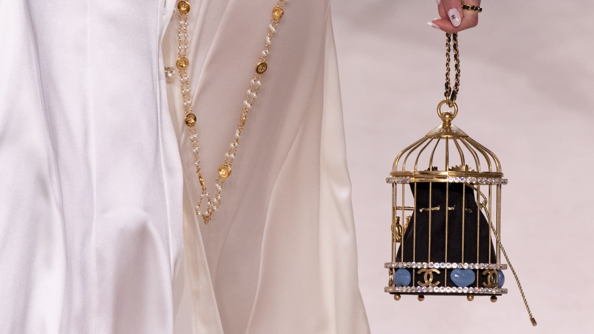 Moda e re e Chanel, kafazë zogjsh dhe shumë perla (FOTO)