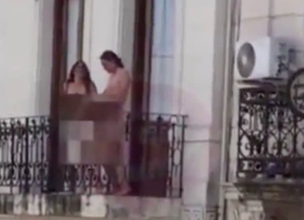 Çifti kryen marrëdhënie seksuale në ballkon, mblidhen dhjetëra qytetarë