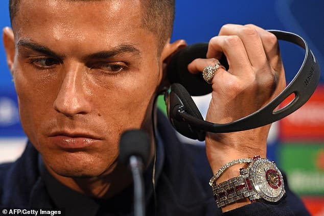 Cristiano Ronaldo tërheq vëmendjen me orën 2 mln euro (VIDEO)