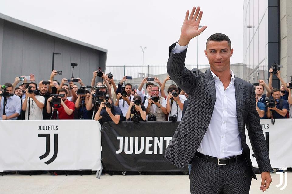 Ronaldo pritet në Torino si një superstar, portugezi këndon me tifozët “Juvee Juvee” (VIDEO)