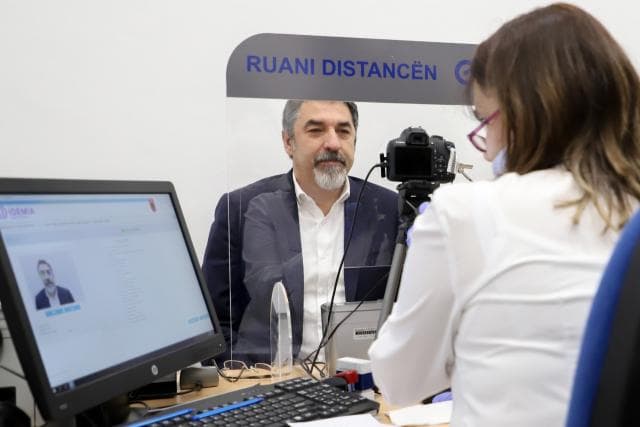 Kartat e reja të identitetit/ Çuçi apel qytetarëve: Rinovoni të skaduarat edhe gjatë ditës së shtunë