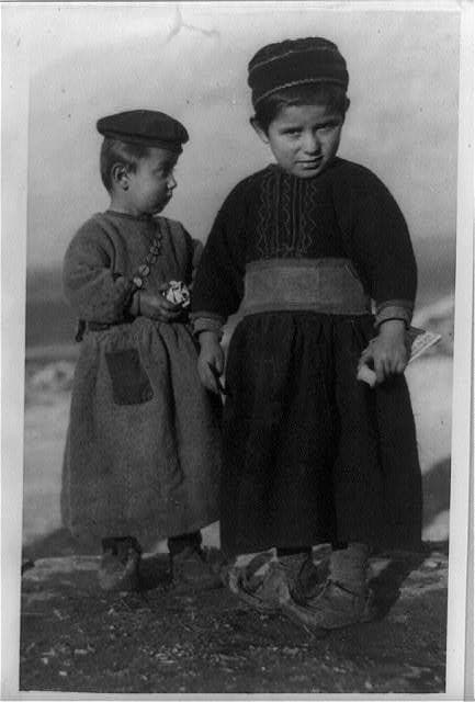 FOTOLAJM/ Dy vogëlushë tepelenas në vitin 1923