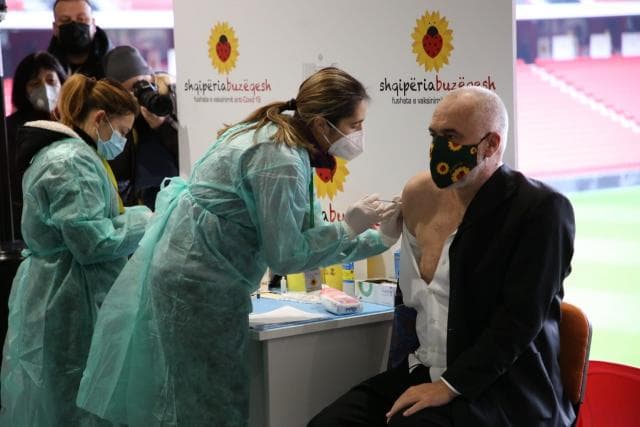 Nis faza e dytë e vaksinimit në ‘Air Albania’/ Rama merr dozën e dytë të vaksinës “Pfizer” (VIDEO)