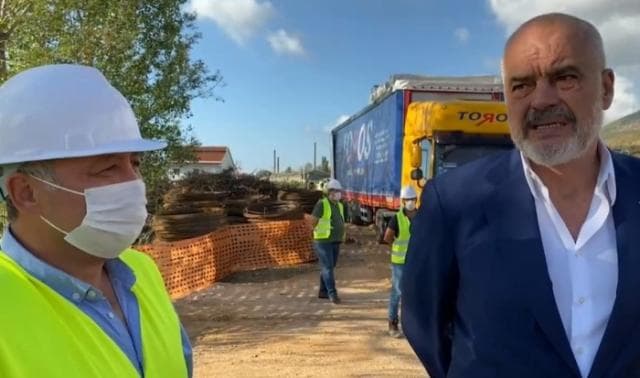 Rama inspekton ndërtimin e lagjes së re në Laç: Larg qoftë një tërmet tjetër