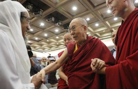 Dalai Lama kërkon ndjesë për komentet e tij seksiste