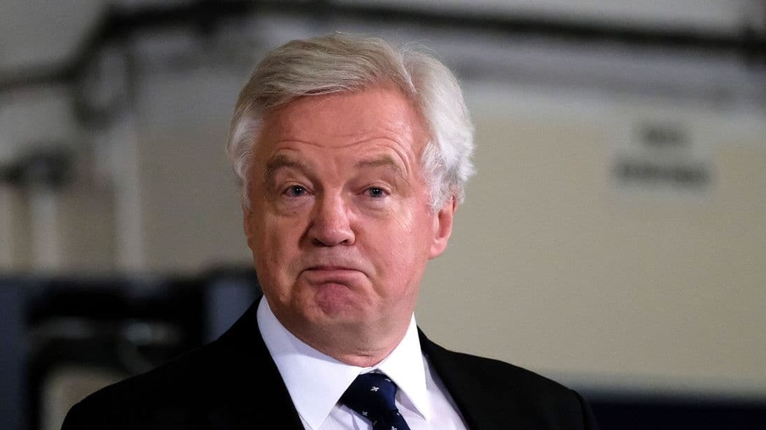 Dorëhiqet sekretari i Brexit, Davis: S’jam i duhuri (VIDEO)