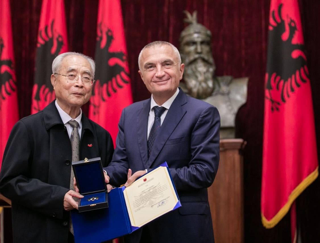Presidenti Meta dekoron me titullin “Naim Frashëri” dy albanologë kinez