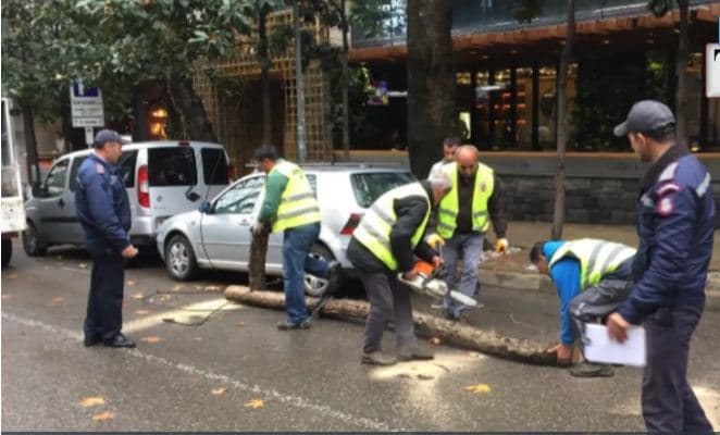 Dëmtohen makinat, bllokohet rruga nga moti i keq (VIDEO)