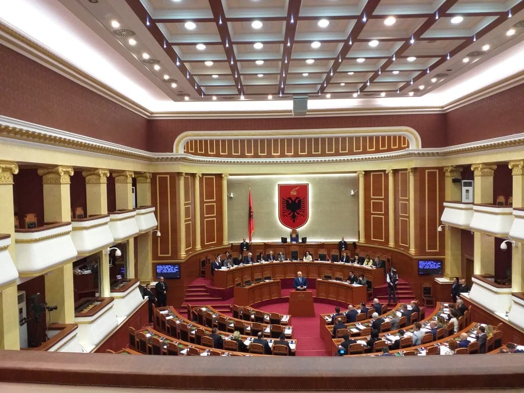 “Rrjedhjet” e LSI-së/ Betohen katër deputetë, dy kandidatë të tjerë presin vendimin e KQZ (VIDEO)