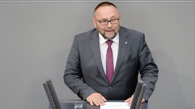 Deputeti gjerman i ekstremit të djathtë sulmohet nga persona të maskuar në Bremen (FOTO)