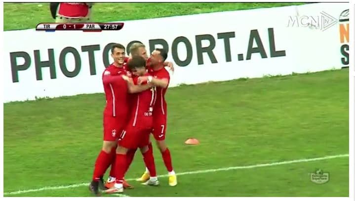 Derbi ngjyroset me të kuqe (VIDEO)