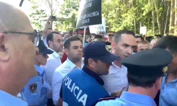 Rama pritet me protesta edhe në Devoll, përplasje me policinë