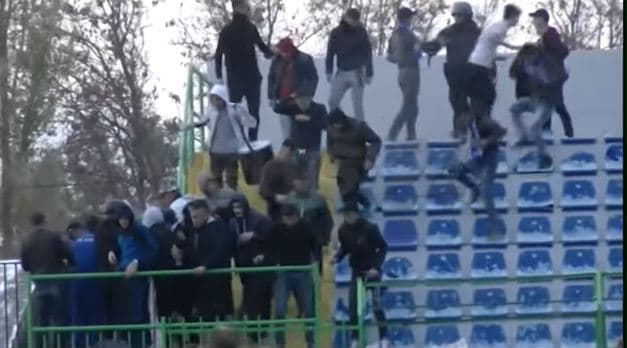 Dhuna në stadium/ Përleshen tifozët e Kukësit dhe Laçit (VIDEO)