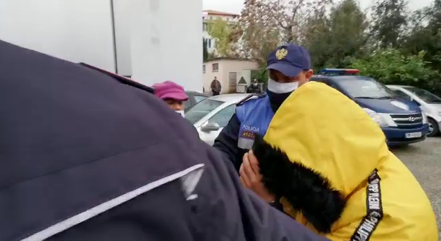 Fier/ Lejuan gazetarët të “marrin në pyetje” të riun që përdhunoi gjyshen, pezullohen 3 policë