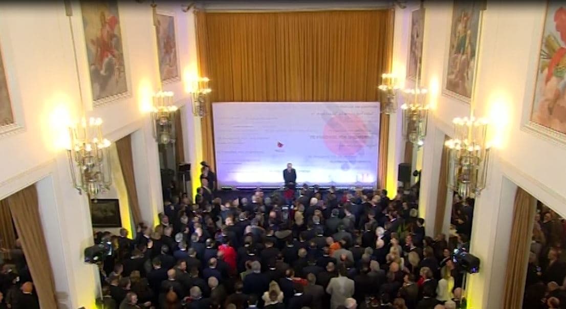 Tirana mirëpret Diasporën, Majko tenton të ulë tensionin politik, Rama-Basha flasin njëri pas tjetrit