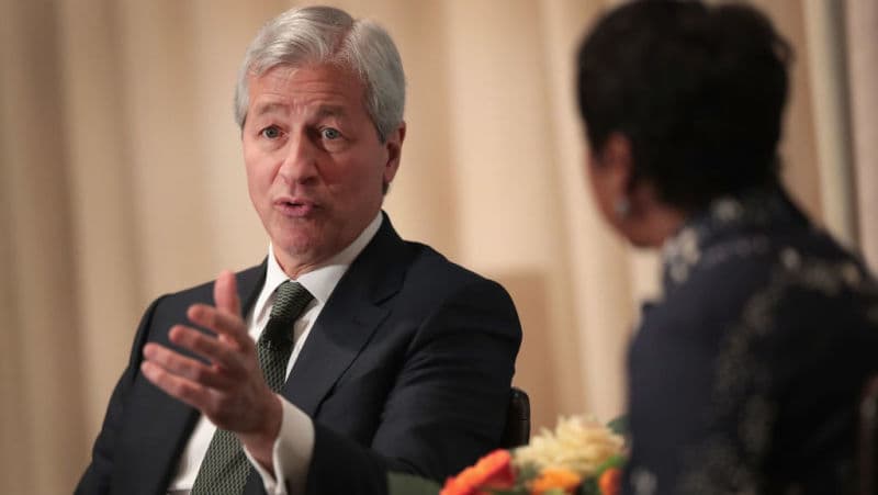 Shefi i JPMorgan tërhiqet: Më vjen keq për atë që kam thënë për Bitcoin