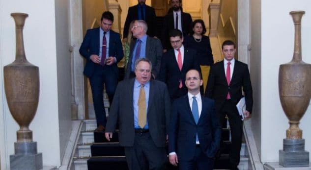 Nikos Kotzias vizitë ‘blic’ në Tiranë, takim kokë më kokë me homologun Bushati