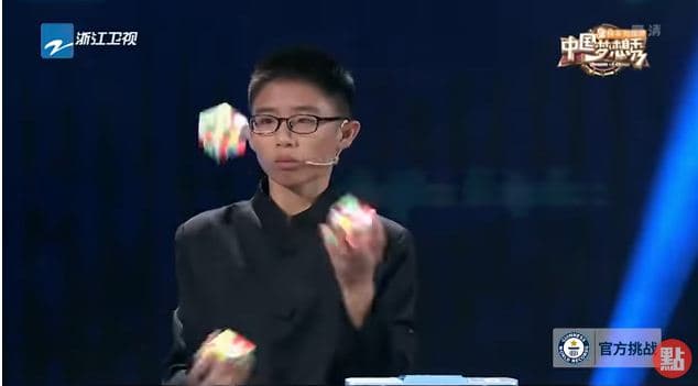12-vjeçari gjeni zgjidh 3 kuba Rubiku duke i xhongluar (VIDEO)