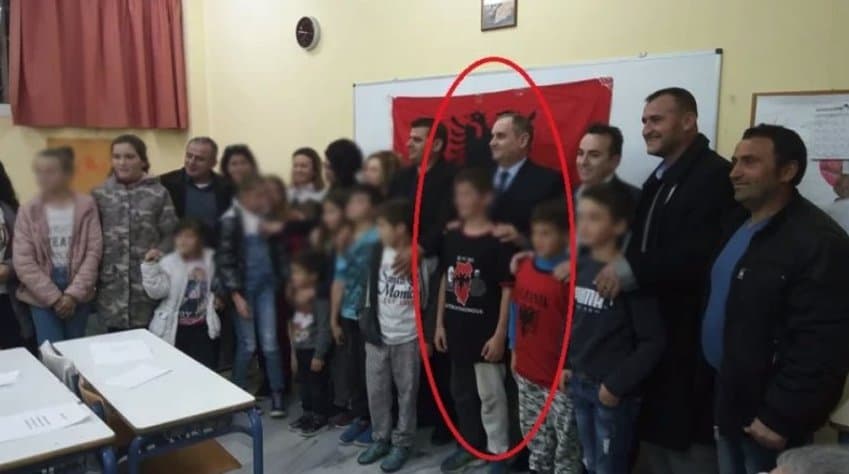 Djaloshi me bluzën me hartën e Shqipërisë etnike bën të “ziejnë” rrjetet sociale në Greqi