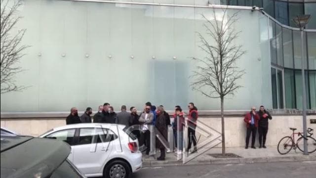 Djali i Ilir Metës në mbështetje të të atit, mbërrin në zyrat e FRD-së (Video)
