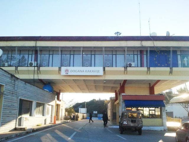 Greqia rikthen karantinën, 7 ditë me detyrim për udhëtarët që hyjnë në shtetin fqinj
