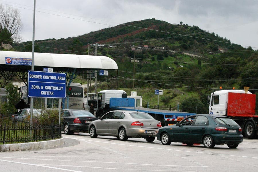 Lejuan kalimin e refugjatëve në Kakavijë, arrestohen 6 policë 