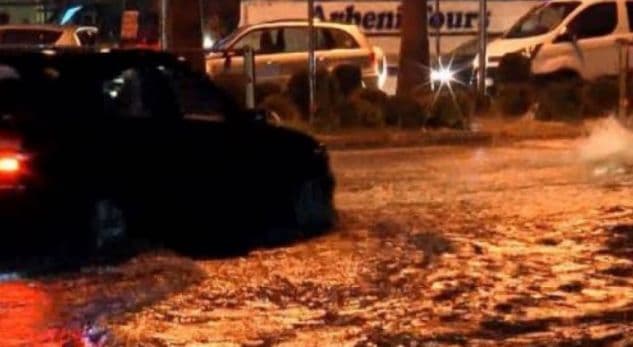 Moti i keq përmbyt Durrësin dhe Vlorën, probeleme edhe në autostradë
