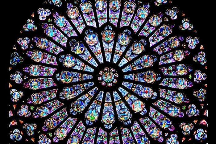 Notre-Dame: Dritarja e Trëndafiltë shpëtoi, por dëmi nuk është llogaritur ende