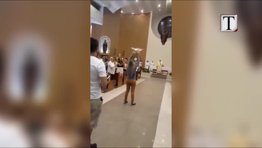 Droni dërgon sakramentin tek prifti (VIDEO)