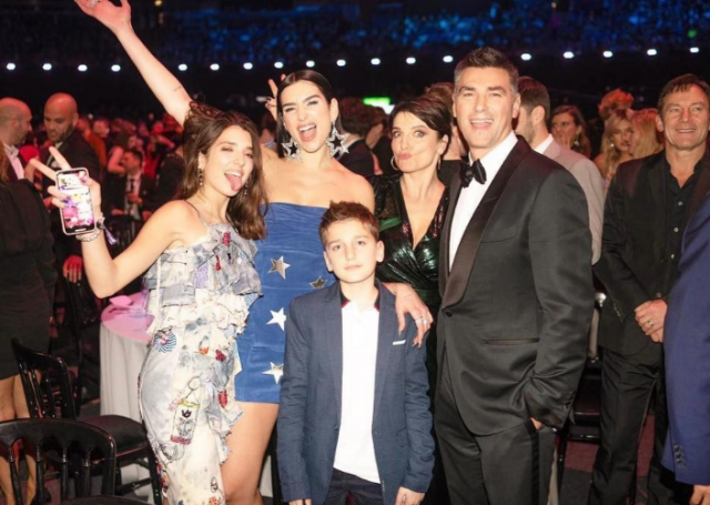 Dua Lipa feston 25-vjetorin larg familjes. Babai: Do kujdesem gjithmonë për ty