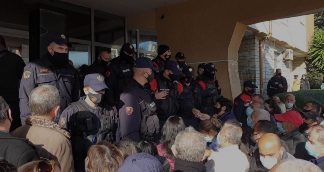 Dëmet nga tërmeti/ Qindra qytetarë dynden për regjistrim tek Bashkia në Durrës (VIDEO)