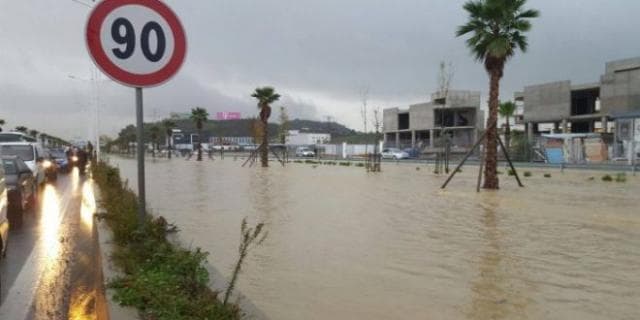 Përmbytjet në Durrës, nën ujë disa banesa dhe dhjetëra hektarë tokë