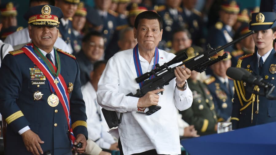 “Do t’ju vras nëse bëni qoftë edhe një gabim”, Duterte u bën benë policëve të dyshuar për korrupsion