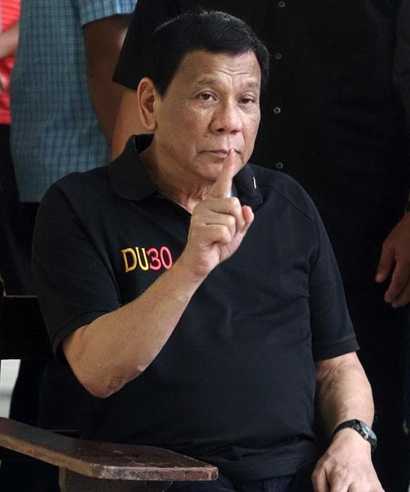 Duterte: Kam qenë gei, por u shërova falë grave të bukura