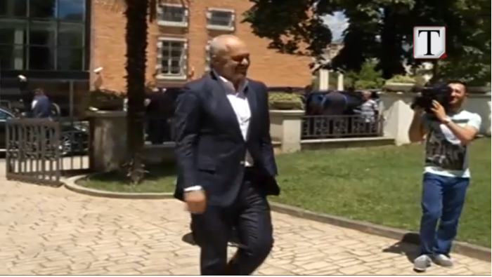 Atentatori i Hajdarit, “qytetar nderi” në Has, revoltohet Rama (VIDEO)