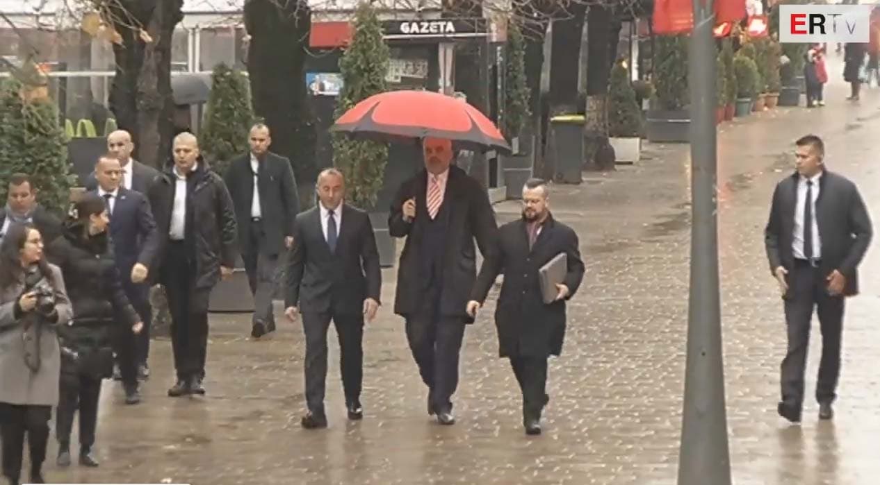 Rama e Haradinaj nuk i shmangen protokollit në Korçë mes shiut dhe borës (VIDEO)